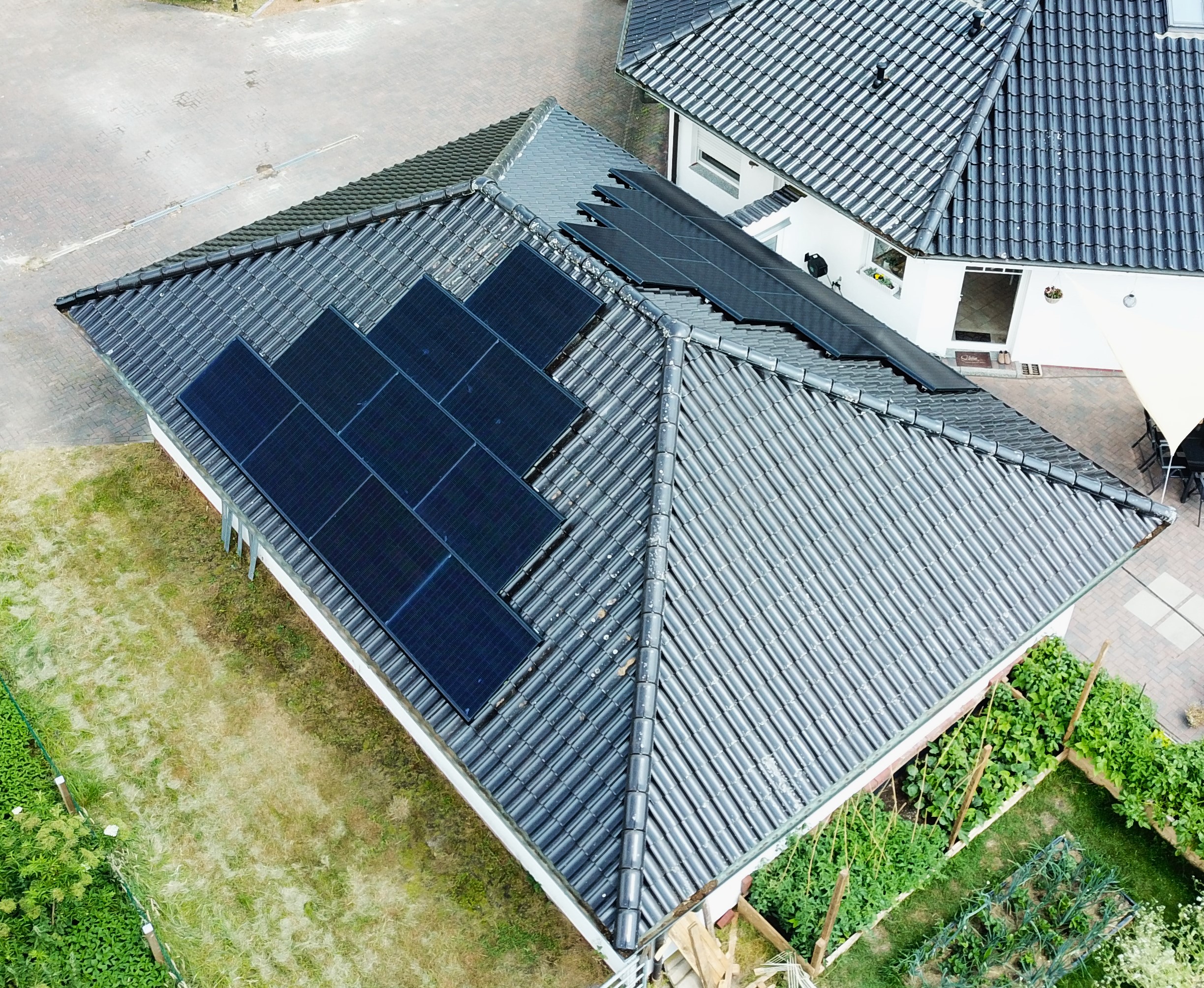 Einfamilienhaus mit PV-Anlage aus der Luft