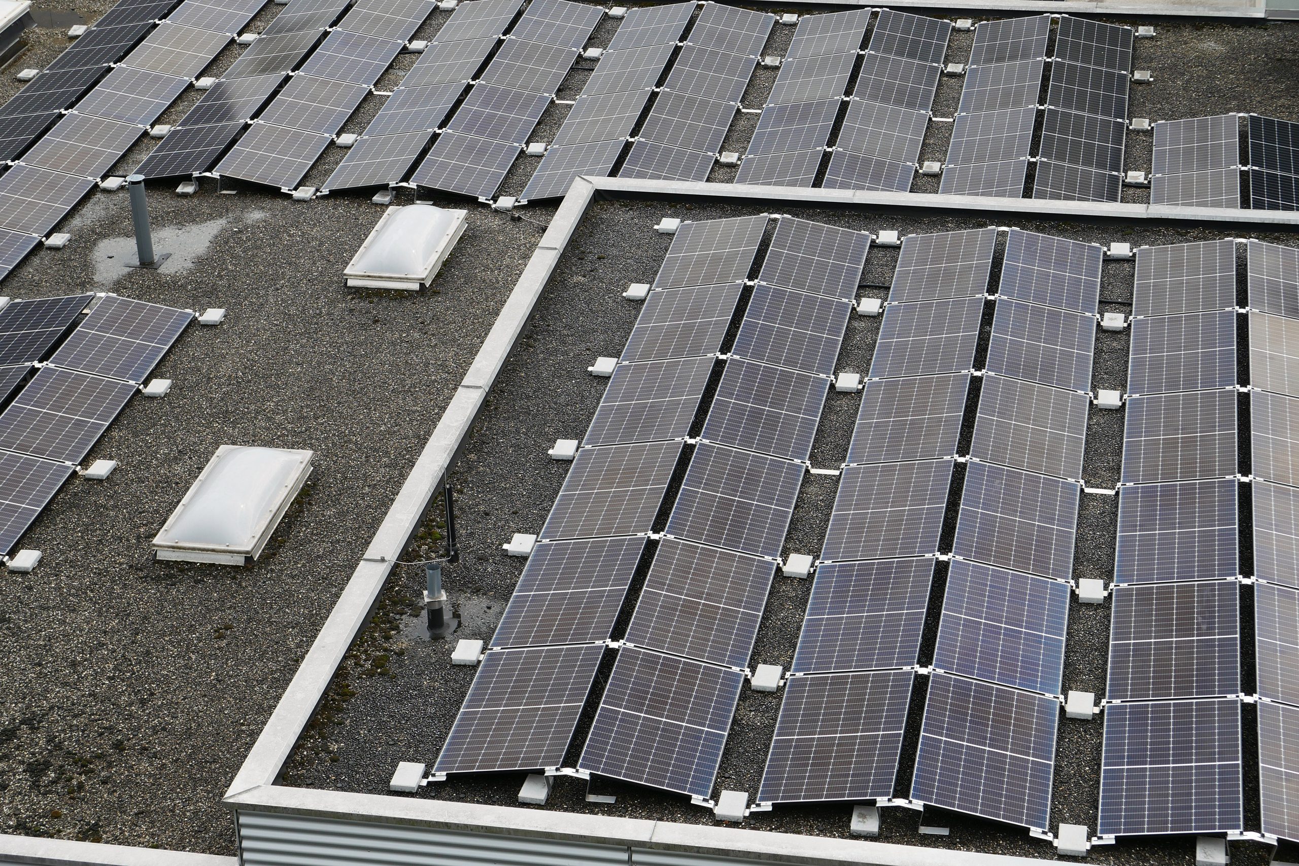 Wallbox mit Elektroauto an der PV-Anlage