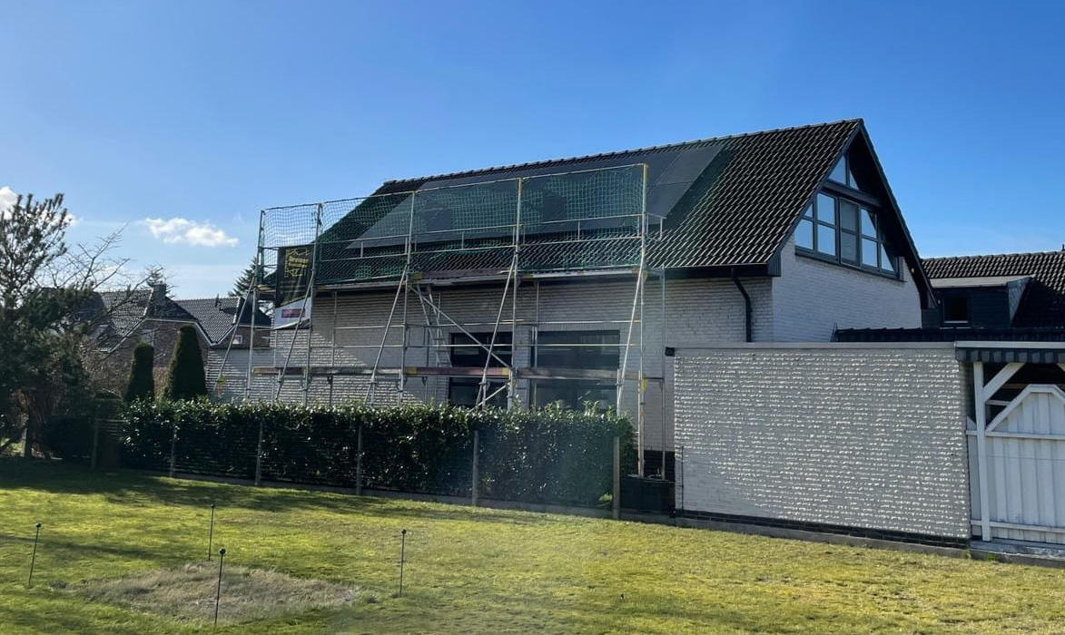 Installation der Solarmodule durch Monteure