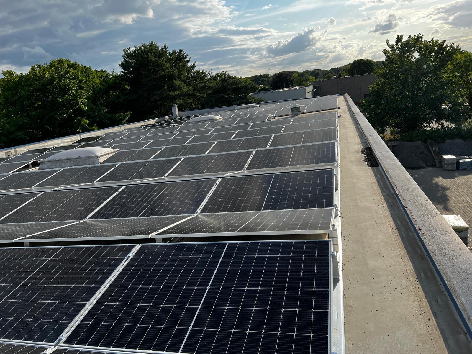 Gewerbedach mit groÃŸer Photovoltaik-Anlage