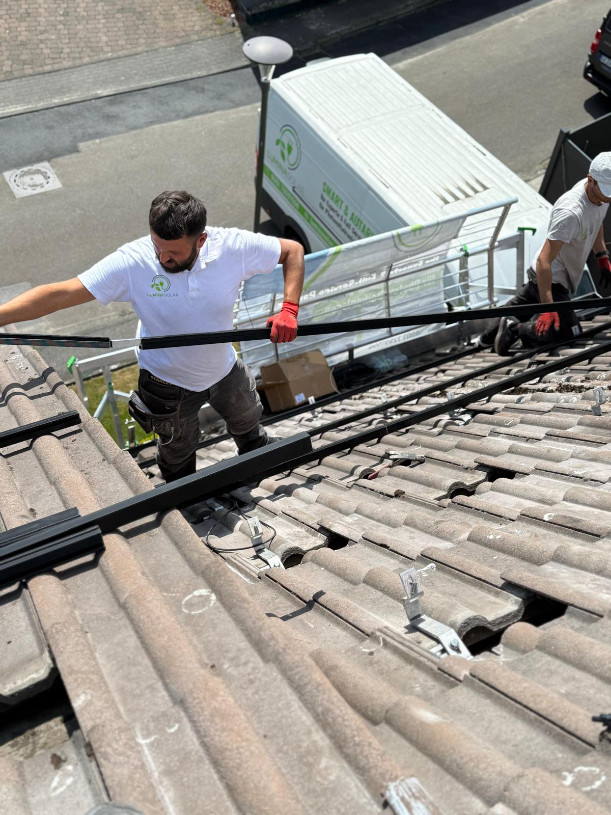 Einfamilienhaus mit PV-Anlage aus der Luft