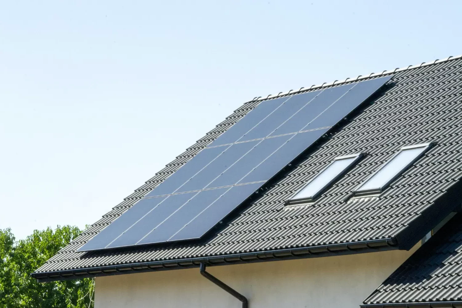 Modernes Dach mit Photovoltaikanlage im Sonnenlicht