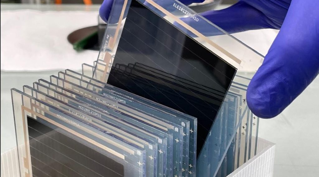 Einzelne Solarzellen im Labor für die Entwicklung leichter Solarmodule