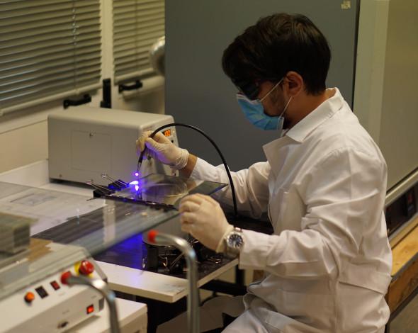 Forschung und Experimente an Solarzellen im Labor zur Entwicklung leichter Solarmodule